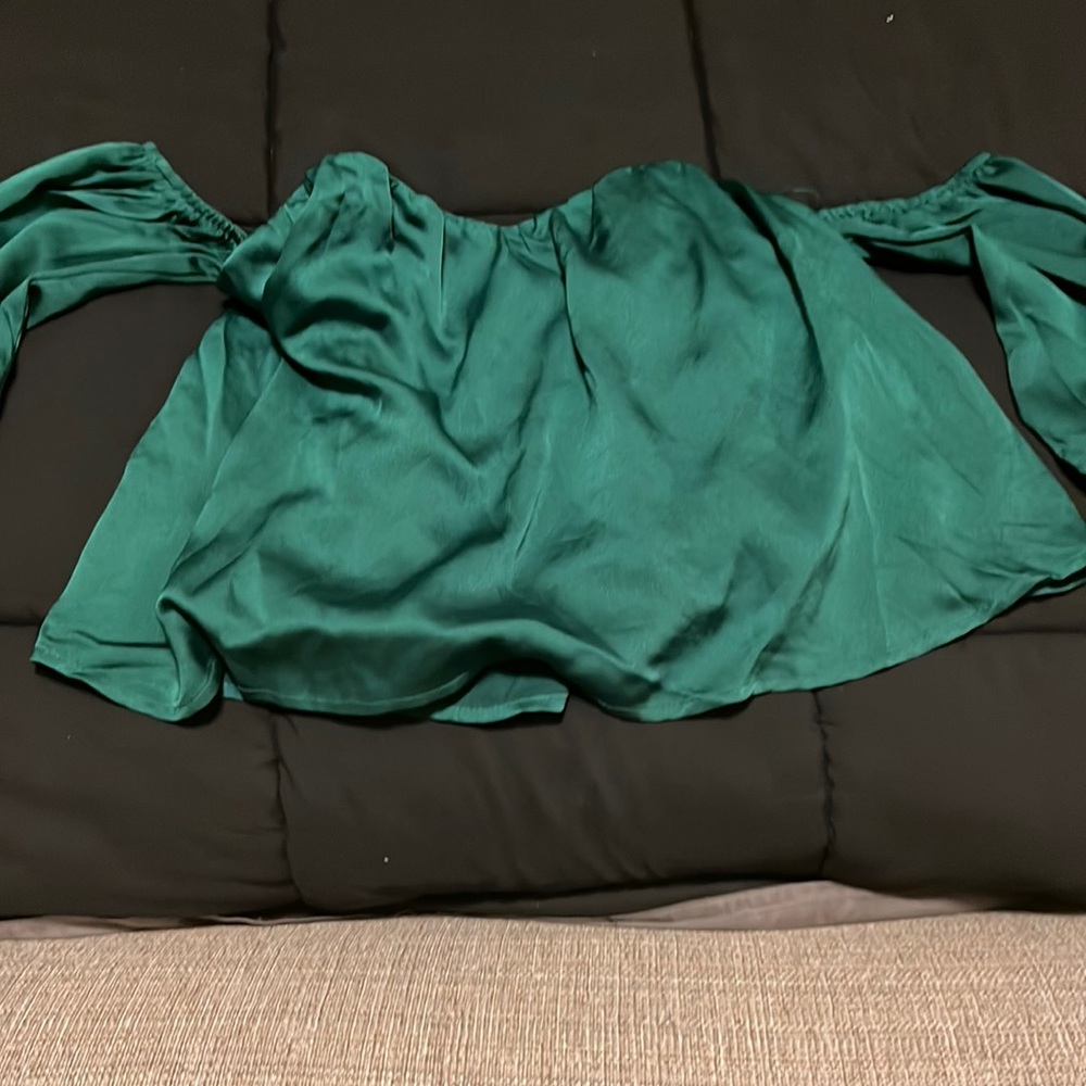 Beautiful green off the shoulder top clean out!  Must go